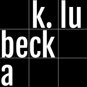 Biały napis K.Lubecka na czarnym tle